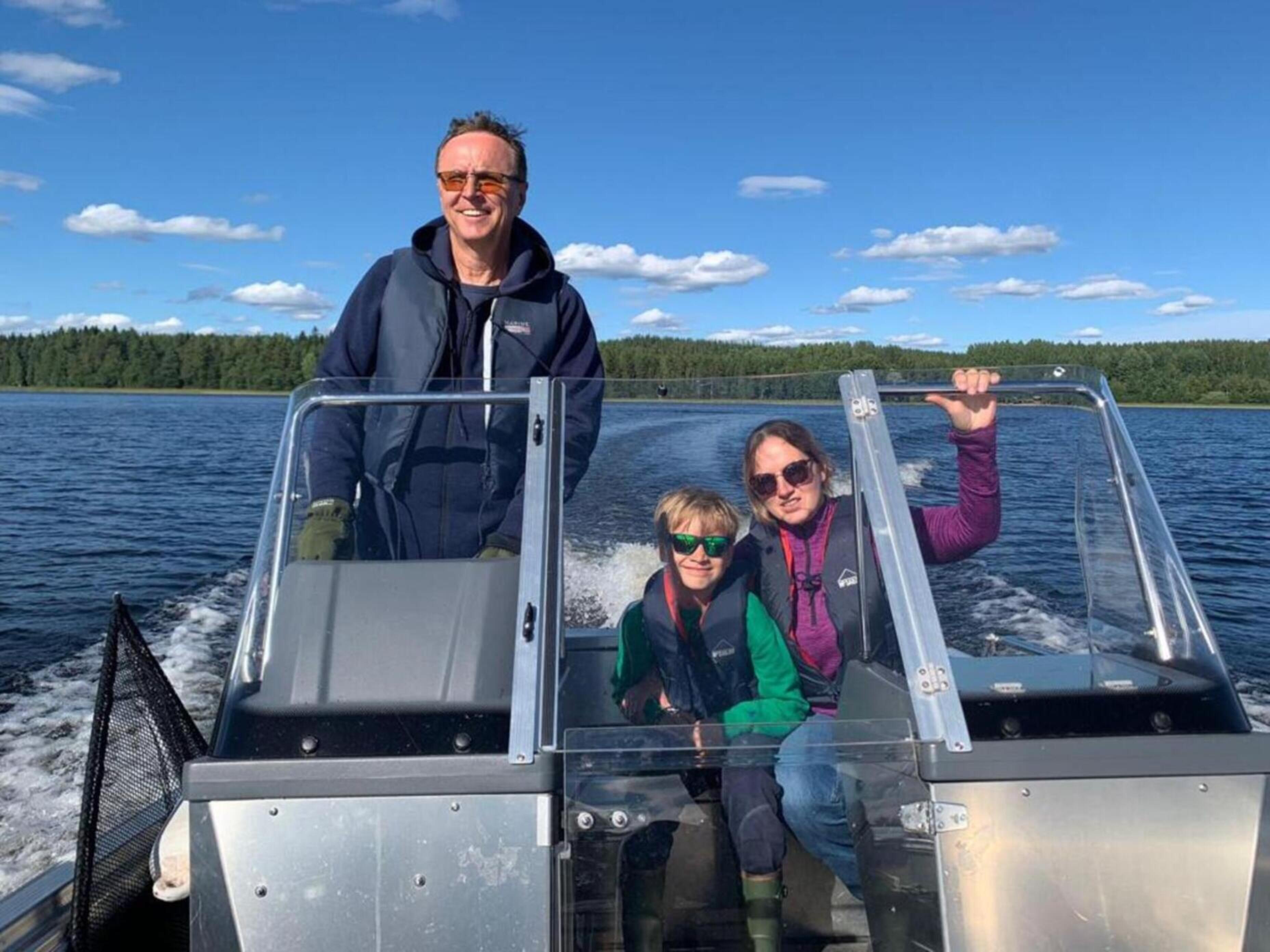 Perhe veneellä Saimaalla: loma luonnon keskellä, kalastusta perheen kanssa Saimaalla, kesä Saimaalla.